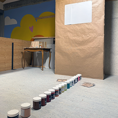 Panneau recouvert de papier kraft et disposition des pots de gouaches Arno Stern au complet