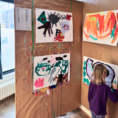 Joie de tracer à l'atelier Montessori Saint-Jean