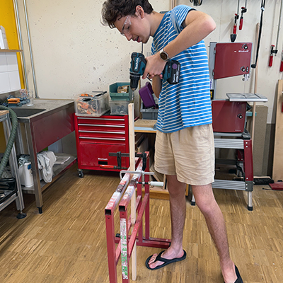 travail de prétrouage des tasseaux en atelier